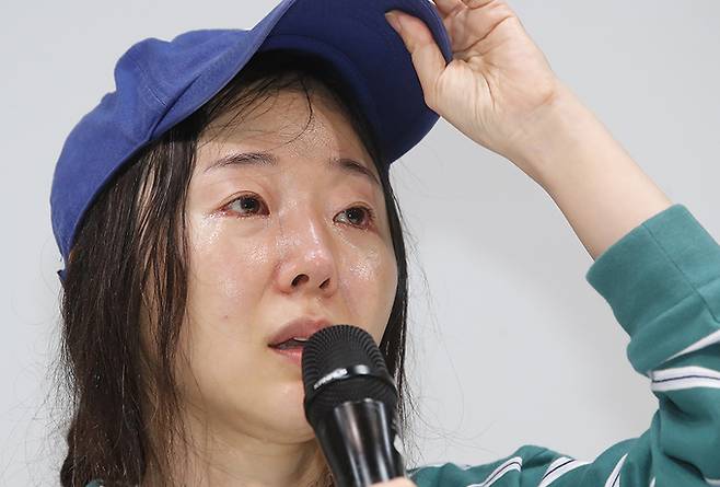 룹 뉴진스의 소속사 어도어 민희진 대표가 25일 서울 서초구 한국컨퍼런스센터에서 하이브 경영권 탈취 시도와 관련한 배임 의혹에 긴급기자회견을 갖고 눈물을 흘리며 입장을 밝히고 있다. 뉴스1