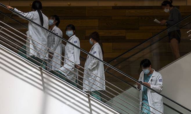 의정갈등이 계속되고 있는 가운데 26일 서울의 한 대학병원에서 의료진들이 이동하고 있다. 뉴시스