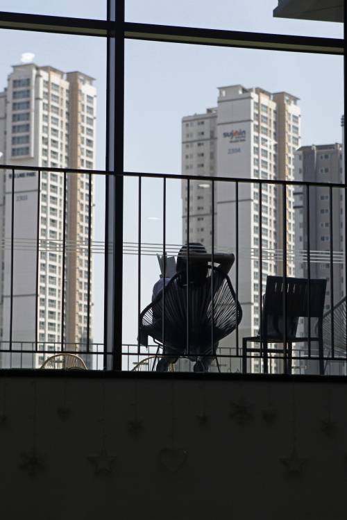 광교신도시 고층 아파트와 책 읽는 풍경은 이질적일 것 같지만 꽤나 잘 어울려 동네 도서관을 실감케 한다.