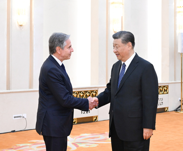 시진핑(오른쪽) 중국 국가주석이 26일 중국 베이징 인민대회당에서 토니 블링컨 미국 국무장관을 만나 악수를 나누고 있다. 신화연합뉴스