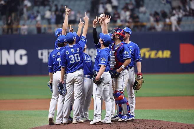 26일 오후 고척스카이돔에서 열린 프로야구 삼성 대 키움 경기에서 KBO리그 408 세이브를 세우며 단일리그 통산 아시아 최다 기록을 수립한 삼성 오승환이 경기를 마무리 지은 후 기뻐하고 있다. 연합뉴스