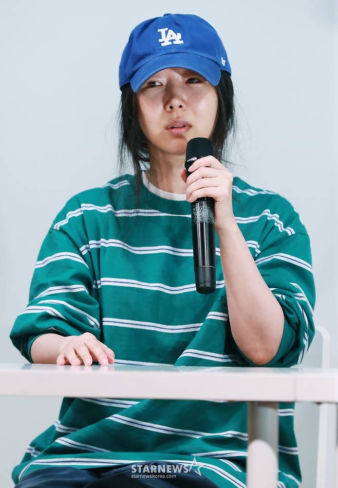 하이브와 대립하고 있는 민희진 어도어 대표가 25일 오후 서울 강남구 한국컨퍼런스센터 대강당에서 진행된 긴급 기자회견에서 질문에 답하고 있다. /2024.04.25 /사진=이동훈