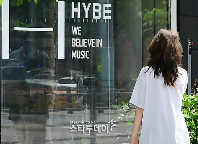 하이브 사옥을 찾은 관광객이 기념촬영에 나서고 있다. <강영국 기자>