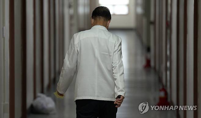 의대 교수 오늘부터 사직 시작 (대구=연합뉴스) 윤관식 기자 = 정부의 의료개혁에 반대하는 전국 의대 교수들이 사직을 시작하기로 한 가운데 25일 대구 한 대학병원에서 의료관계자가 이동하고 있다. 2024.4.25 psik@yna.co.kr