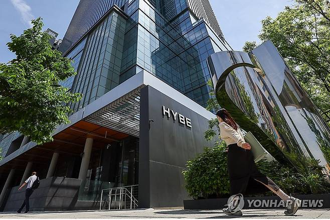 하이브, 내부 다툼에 주가에도 영향 (서울=연합뉴스) 서대연 기자 = 가요 기획사 하이브의 주가가 걸그룹 뉴진스가 소속된 산하 레이블 어도어 민희진 대표와의 갈등으로 하락세를 보이고 있다.
하이브는 22일 민희진 대표 등이 경영권 탈취 시도를 했다며 전격 감사에 착수한 것으로 알려졌다. 민 대표는 하이브의 또 다른 산하 레이블인 빌리프랩의 걸그룹 아일릿이 뉴진스를 카피했다는 공식입장으로 맞받아쳤다. 이 갈등의 영향 등으로 22일 하이브의 주가는 전 거래일보다 7.81% 하락했다. 사진은 23일 오후 서울 용산구 하이브 사옥. 2024.4.23 dwise@yna.co.kr