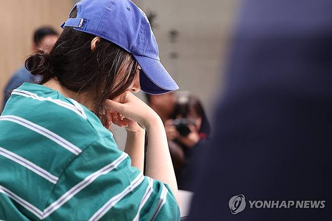 ‘셔터 소리에 기자회견 중단’ (서울=연합뉴스) 윤동진 기자 = 민희진 어도어 대표가 25일 오후 서울 서초구 한국컨퍼런스센터에서 열린 입장 발표 기자회견에 참석해 있다. 2024.4.25 mon@yna.co.kr