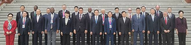 청두세계원예박람회 참석한 홍준표 대구시장 (대구=연합뉴스) 홍준표 대구시장(앞줄 오른쪽에서 여섯번째)이 중국 쓰촨성 청두에서 열린 '세계원예박람회' 개막식에 참석해 기념촬영을 하고 있다. 2024.4.26. [대구시 제공.재판매 및 DB 금지]