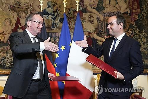 (파리 AP=연합뉴스) 보리스 피스토리우스 독일 국방장관(왼쪽)과 세바스티앙 르코르뉘 프랑스 국방장관이 26일(현지시간) 프랑스 파리에서 차세대 전차 공동 개발을 위한 양국 업무분담에 합의했다.