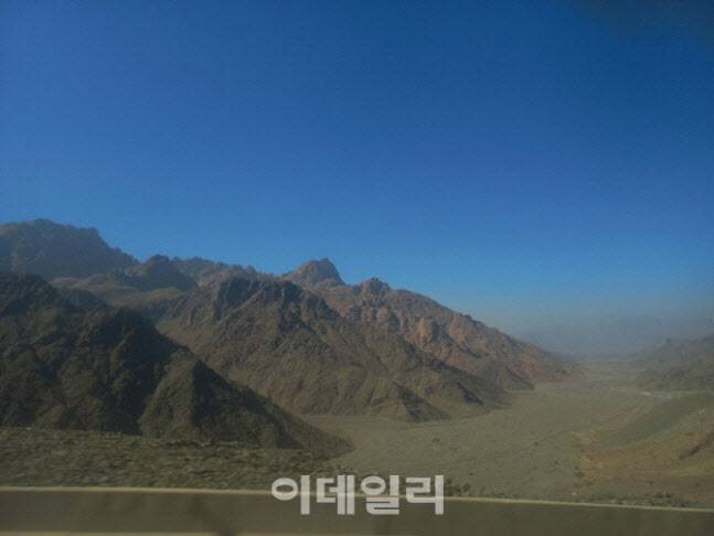 사우디아라비아 8785고속도로에서 바라본 네옴시티 사업 예정지역.(사진=박종화 기자)