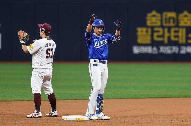 삼성 이재현이 27일 키움전에서 안타를 친 뒤 환호하고 있다. 사진 | 삼성라이온즈