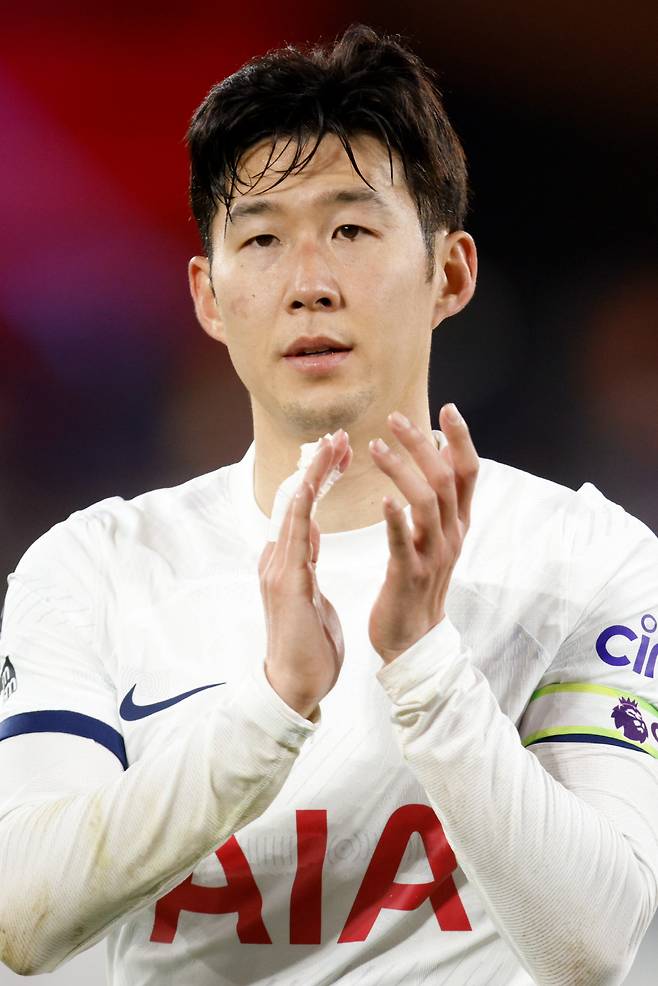 토트넘 주장 손흥민은 지난 뉴캐슬 유나이티드전 0대4 패배에 대해서 팬들에게 죄송한 마음을 가지고 있었다. 손흥민은 뉴캐슬전에서의 아쉬움을 아스널과의 북런던 더비에서 털어낼 생각이다. 손흥민의 어깨가 무겁다. <저작권자(c) 연합뉴스, 무단 전재-재배포, AI 학습 및 활용 금지>
