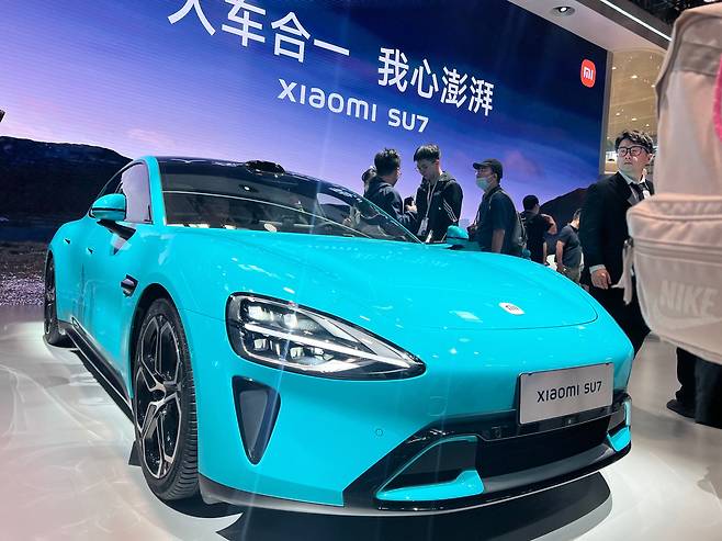 25일 베이징에서 열린 '베이징 모터쇼'의 샤오미 부스에 전시된 샤오미의 첫 전기차 모델 'SU7'./베이징=이벌찬 특파원