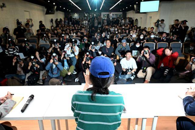 민희진 어도어 대표가 25일 서울 서초구 한국컨퍼런스센터에서 열린 긴급 기자회견에서 어도어 측의 공식 입장을 밝히기 전 취재진을 향해 얘기하고 있다. 박시몬 기자