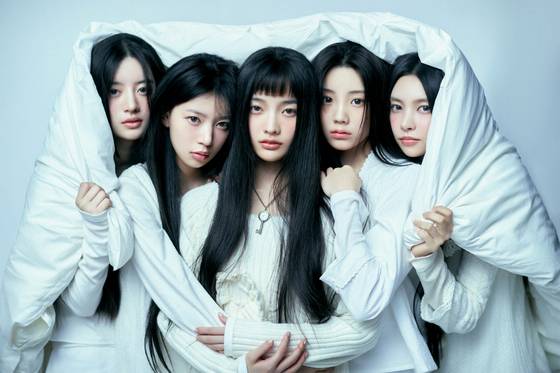 컨셉트 카피 논란으로 떠들썩한 걸그룹 뉴진스(위 사진)와 아일릿. [중앙포토]