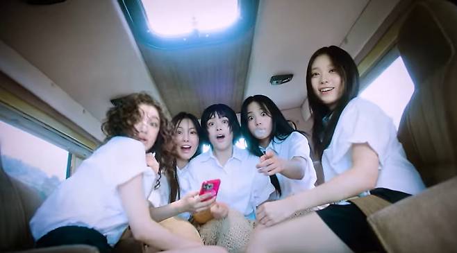 그룹 뉴진스 신곡 '버블 검' 뮤직비디오 캡처