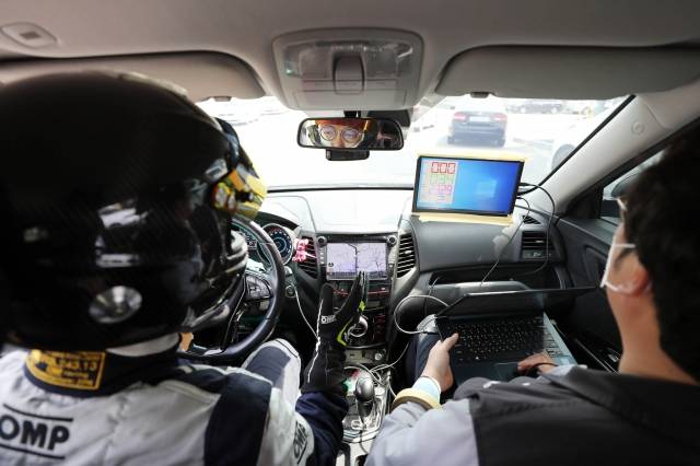 운전 관련 전문 자격증을 보유한 김상권(43)씨가지난 19일 재연 시험을 위해 준비하고 있다. 연합뉴스