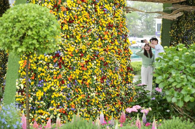 2024 고양국제꽃박람회 '지구환경 정원'에서 커플이 사진을 찍고 있다. / 사진=김동우 기자
