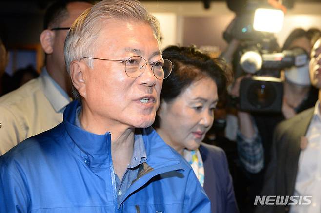 [울산=뉴시스] 배병수 기자 = 문재인 전 대통령이 김정숙 여사와 지난 2일 오전 울산 동구 항일독립운동의터전인 보성학교전시관을 방문해 해설사로부터 설명을 듣고 있다. 2024.04.02. bbs@newsis.com