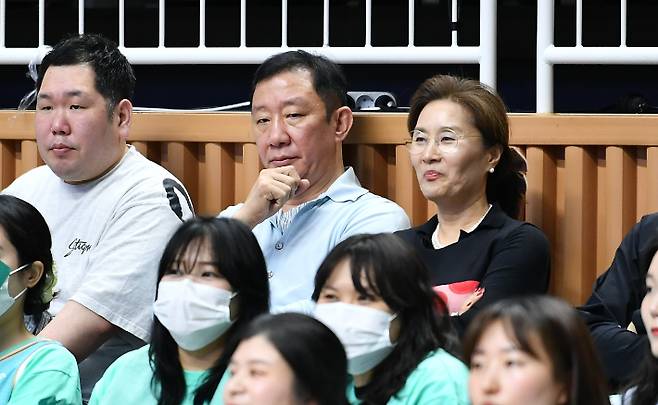농구장을 찾은 허재 전 국가대표 감독과 아내 이미수 씨. KBL