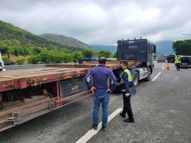 한국교통안전공단이 지난 24일 대동 나들목에서 화물차 합동 단속을 실시하는 모습. (사진=교통안전공단 제공)
