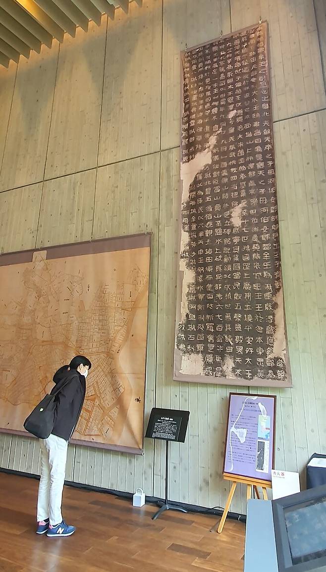 동양문고 오리엔탈홀에 전시된 광개토왕비 탁본.&nbsp;