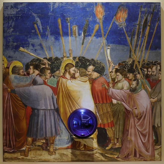 VIP 고객들을 대상으로 오픈하는 파라다이스시티의 특별한 공간 ‘아트하우스’에 제프쿤스의 ‘지오토 - 유다의 입맞춤’이 전시되어 있다.