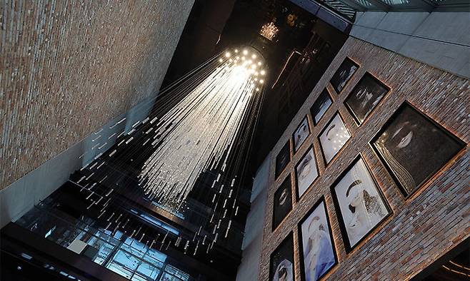 아트파라디소 바에 알렉시아 싱클레어의 ‘레이디 저스티스’가 샹들리에와 함께 전시되어 있다.