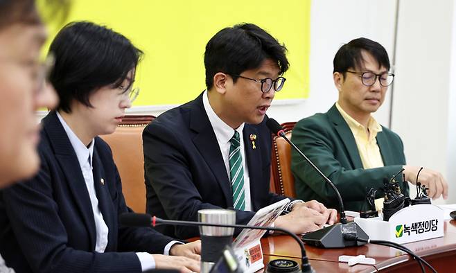 김준우 녹색정의당 상임대표가 지난 25일 서울 여의도 국회에서 열린 상무위원회의에서 모두발언을 하고 있다. 뉴스1