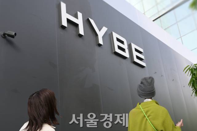 26일 오후 서울 용산구 하이브 사옥 앞에서 시민들이 이동하고 있다. 하이브는 산하 레이블이자 뉴진스의 소속사인 어도어 민희진 대표와 폭로전을 벌이는 중이다. 김규빈 기자