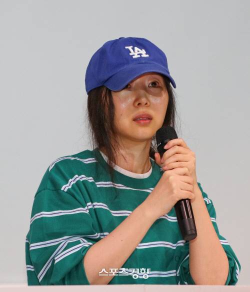 경영권 탈취 의혹을 받고 있는 하이브 산하 레이블 어도어의 민희진 대표가 25일 서울 강남 한국컨퍼런스센터에서 관련 사안에 대해 기자회견을 하고 있다. 2024.4.25 이준헌 기자
