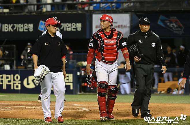 김태군은 26일 잠실구장에서 열린 '2024 신한 SOL Bank KBO 리그' LG 트윈스와 주말 3연전 1차전에서 8번타자 포수로 선발 출전. 5회말 치명적인 수비 실책을 저질러 고개 숙였다. 잠실, 김한준 기자