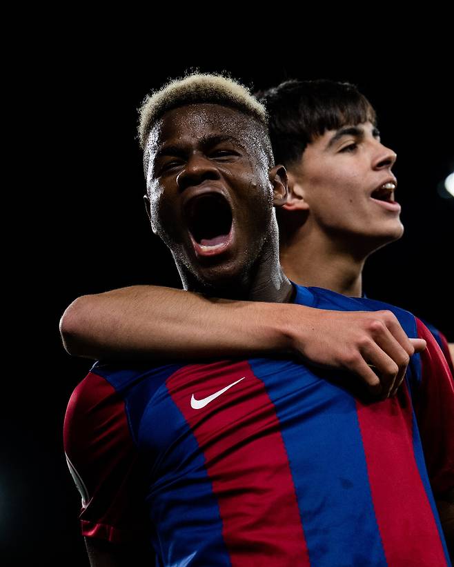 스카이스포츠 독일이 27일(한국시간) 바이에른 뮌헨이 바르셀로나 아틀레틱(B팀) 수비수 미카일 파예를 지속해서 관찰하고 있다고 전했다.&nbsp;파예는 이미 토트넘 홋스퍼를 비롯해 여러 유럽 빅클럽들이 스카우트 중인 센터백 대형 유망주다. 바르셀로나 아틀레틱