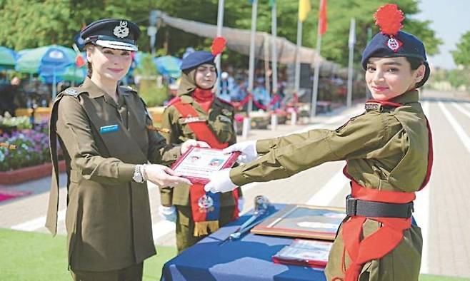 경찰복 입은 마리암 나와즈 샤리프 파키스탄 펀자브 주총리(왼쪽) [파키스탄 일간 돈 캡처. 재판매 및 DB 금지]