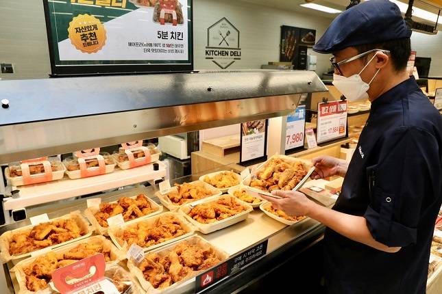 대형마트 델리 코너의 후라이드 치킨/사진=비즈워치