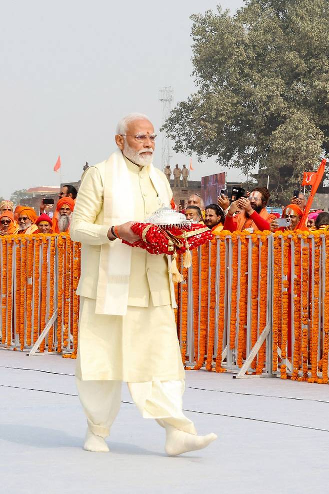 나렌드라 모디 인도 총리가 ‘람 잔마부디 만디르’ 사원 개관식에서 공물을 바치고 있다.(사진=AFP)