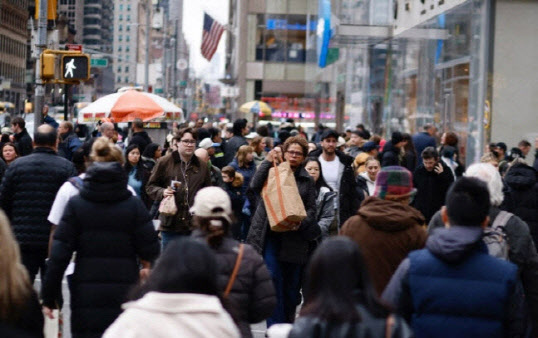 뉴욕 맨해튼 거리에서 사람들이 활보하고 있다. (사진=AFP)