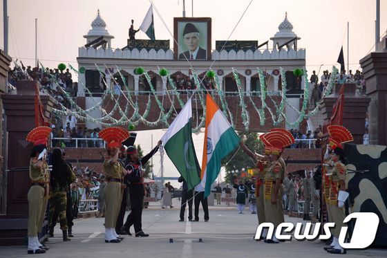 14일 (현지시간) 인도와 파키스탄 군이 암리차르서 35km 떨어진 인도 파키스탄 국경 초소에서 70회 독립기념일 기념식을 거행하고 있다. ⓒ AFP=뉴스1 ⓒ News1 우동명 기자