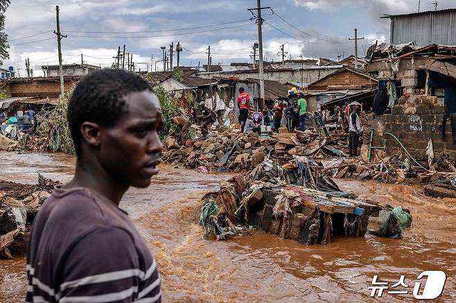 25일(현지시간) 케냐 나이로비의 비공식 정착촌이 홍수로 침수됐다. 길가에는 흙탕물이 찼고, 슬럼가 집들이 파손됐다. 2024.04.25/ ⓒ AFP=뉴스1 ⓒ News1 권진영 기자
