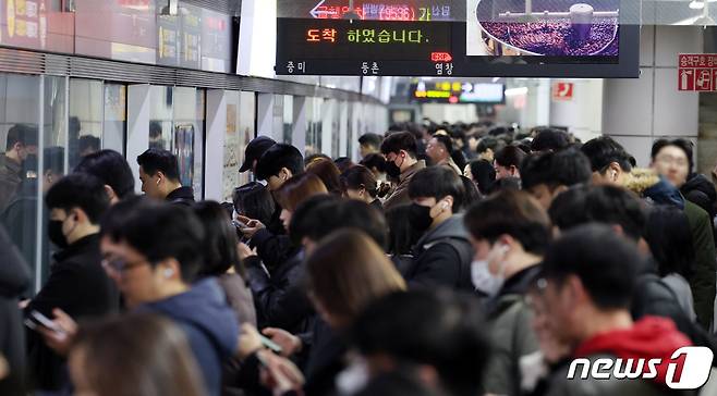 강서구 염창역에서 시민들이 9호선에 힘겹게 탑승하는 모습. 2024.2.29/뉴스1 ⓒ News1 김명섭 기자