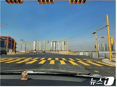 장항지구 A4, A5 블럭의 신규 아파트단지와 입주민 전용도로. 단지로 이어지는 유일한 도로인 입주민 전용도로는 보행도로가 없이 자동차만 다닐 수 있는 실정이다. (권용재 의원 제공)