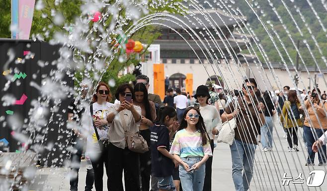 낮 최고기온이 29도까지 오르며 초여름 날씨를 보인 28일 서울 광화문광장에서 시민들이 분수대 사이를 지나며 더위를 식히고 있다. 2024.4.28/뉴스1 ⓒ News1 임세영 기자