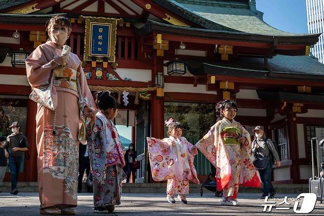 도쿄 히에 신사에서 한 어머니가 기모노를 입은 아이들을 데리고 시치고산 행사에 참여했다. 시치고산은 아이들의 성장을 축하하는 행사로 남자 아이는 3·5세가 되는 해에, 여자 아이는 3·7세가 되는 해를 기념한다. 2022.11.03/ ⓒ AFP=뉴스1 ⓒ News1 권진영 기자