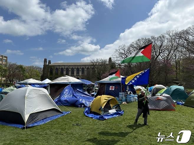 이스라엘 지원을 중단하라는 미국 전역 대학교 시위가 잇따르는 가운데 시카고 에반스턴 소재 노스웨스턴대학교도 이 대열에 합류했다. '캠퍼스 야영’ 시위'가 시작된 지 3일째인 지난 27일(토) 시위 현장을 찾았다. 수십 개 텐트와 담장 가득한 친팔레스타인 구호 속 지나가던 일부 차량은 경적을 울려 이들을 지지했다. ⓒ 뉴스1 박영주 통신원 2024.04.27/