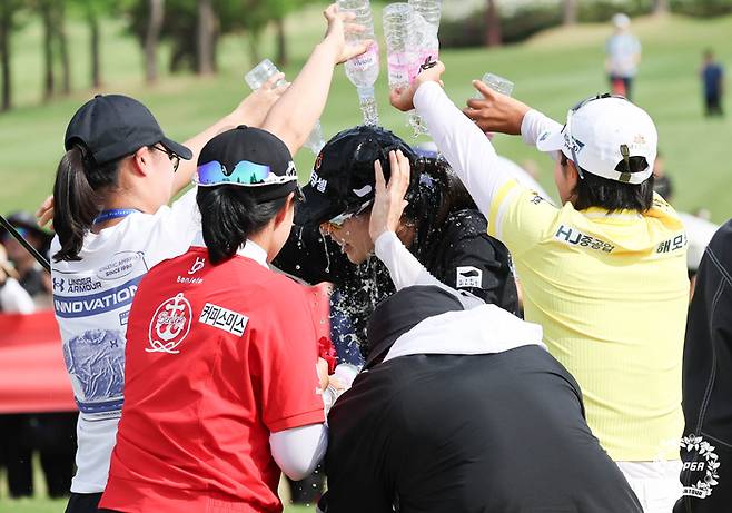 이정민이 KLPGA투어 시즌 첫 메이저대회 크리스에프엔씨 제46회 KLPGA 챔피언십에서 우승을 차지한 후 동료들의 물세레를 받고 있다. 사진 | KLPGA