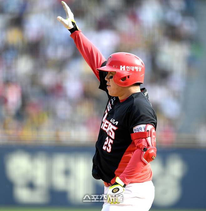 KIA 이우성이 28일 잠실야구장에서 열린 2024 KBO리그 LG와 경기 7회초 1사3루 좌전안타를 친 후 세리머니를 하고 있다. 2024. 4. 28.잠실 | 최승섭기자 thunder@sportsseoul.com