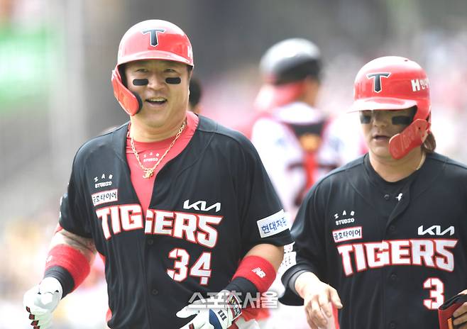 KIA 최형우가 28일 잠실야구장에서 열린 2024 KBO리그 LG와 경기 1회초 1사1,2루 좌월홈런을 날린 후 웃으며 덕아웃으로 들어오고 있다. 2024. 4. 28.잠실 | 최승섭기자 thunder@sportsseoul.com