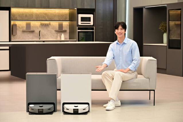 삼성전자 모델이 삼성스토어 대치점에서 국내 누적 판매 1만대를 돌파한 '비스포크 AI 스팀'을 소개하고 있다.(사진=삼성전자)