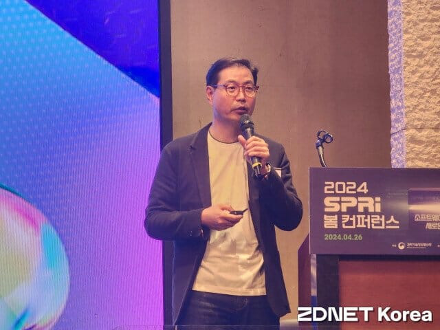이건복 한국MS 개발자리드가 발표를 하고 있다.)