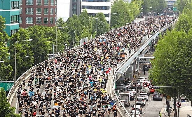 지난해 4월 서울하프마라톤 참가자들이 서울 서소문 고가차도를 달리는 모습. 28일 열리는 올해 대회 참가자들도 광화문광장에서 출발해 10km 부문은 여의도공원까지, 하프마라톤은 상암 월드컵공원까지 달릴 예정이다. /오종찬 기자