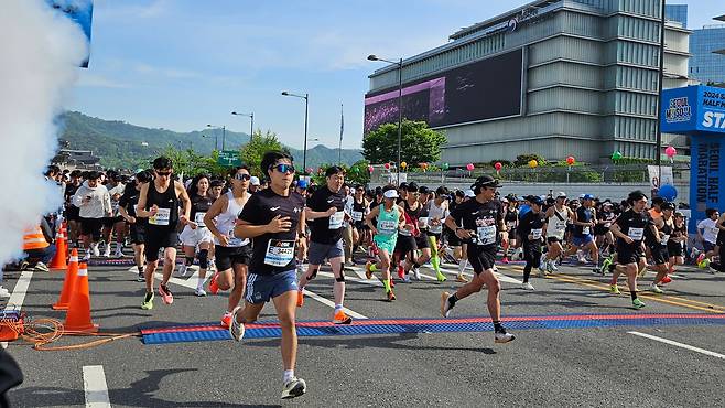 28일 오전 서울하프마라톤 10km 부문 참가자들이 광화문광장을 힘차게 출발하고 있다. /최수현 기자